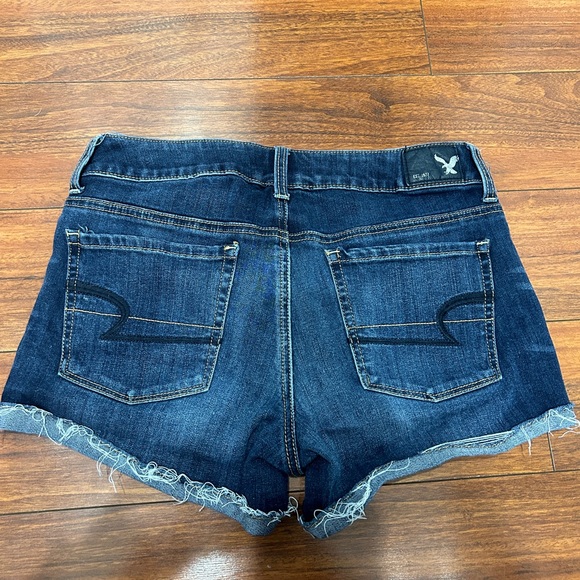 American Eagle Stretchy Cotton/Viscose Blue Jean Cuffed Shorts - Women's Size 6 - Picture 2 of 3